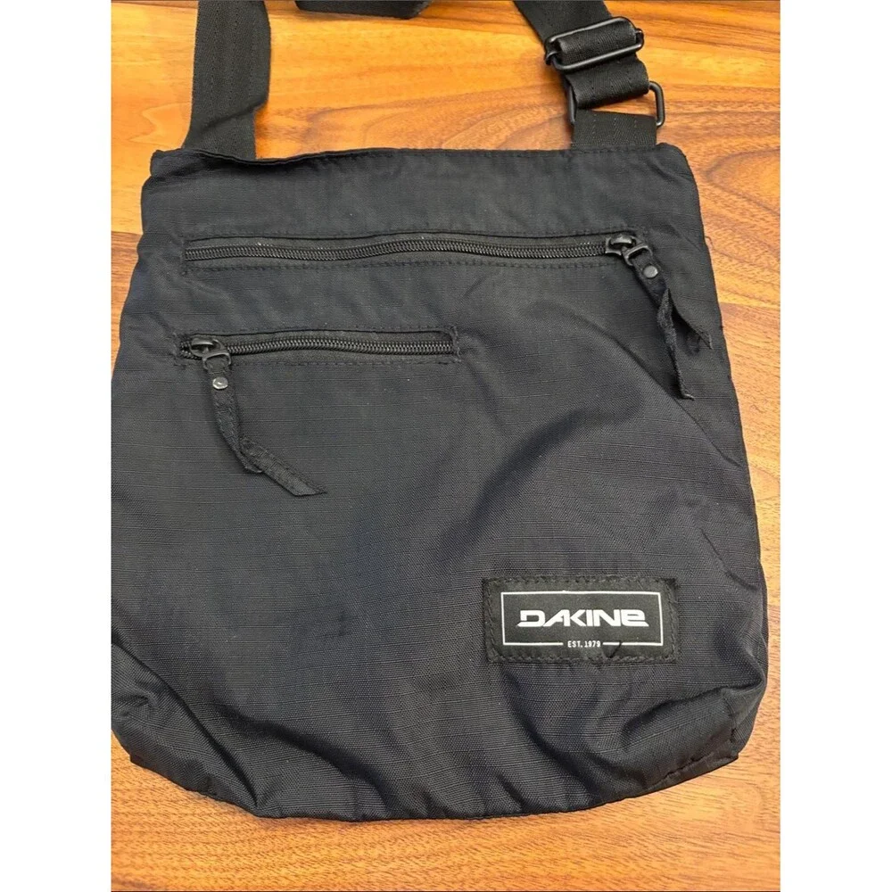 Dakine Black Nylon Crossbody Purse Travel Bag